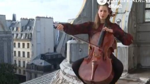 عزف الفتاة فوق معهد باريس