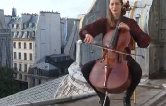 فتاة فرنسية تعزف تشيلو