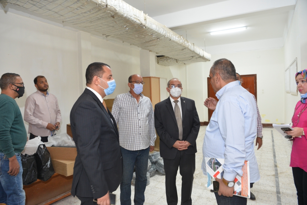 رئيس جامعة أسيوط يتفقد أعمال إنشاء مركز النيل (1)