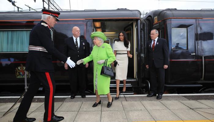 الملكة إليزابيث الثانية ملكة بريطانيا أثناء إحدى جولاتها بالقطار الملكي