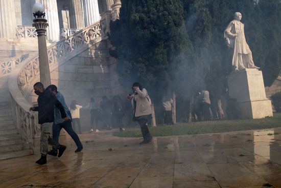 تفريق مظاهرات اليونان