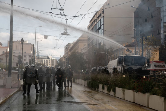 الشرطة تطلق المياه على المتظاهرين
