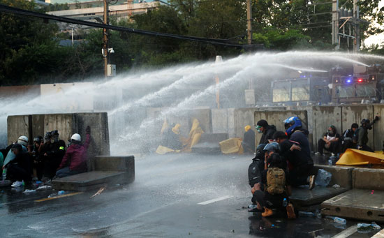 الشرطة التايلاندية تستخدم المياه لتفريق المتظاهرين