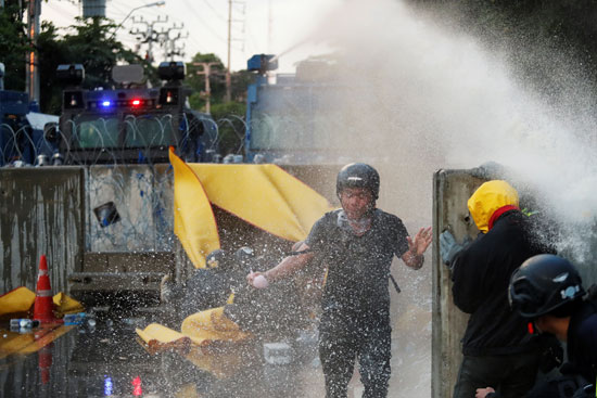 مياه لتفريق متظاهرى تايلاند