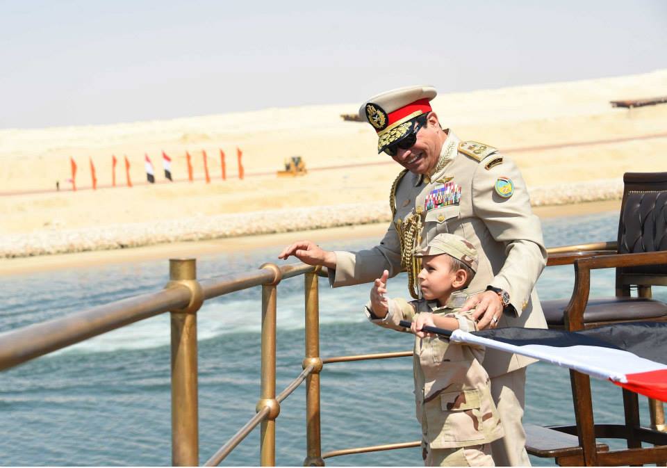 الرئيس السيسى مع طفل فى افتتاح القناة الجديدة