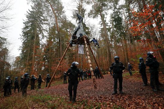 2020-11-11T152607Z_1736697431_RC221K9IYWHW_RTRMADP_3_CLIMATE-CHANGE-GERMANY-PROTEST