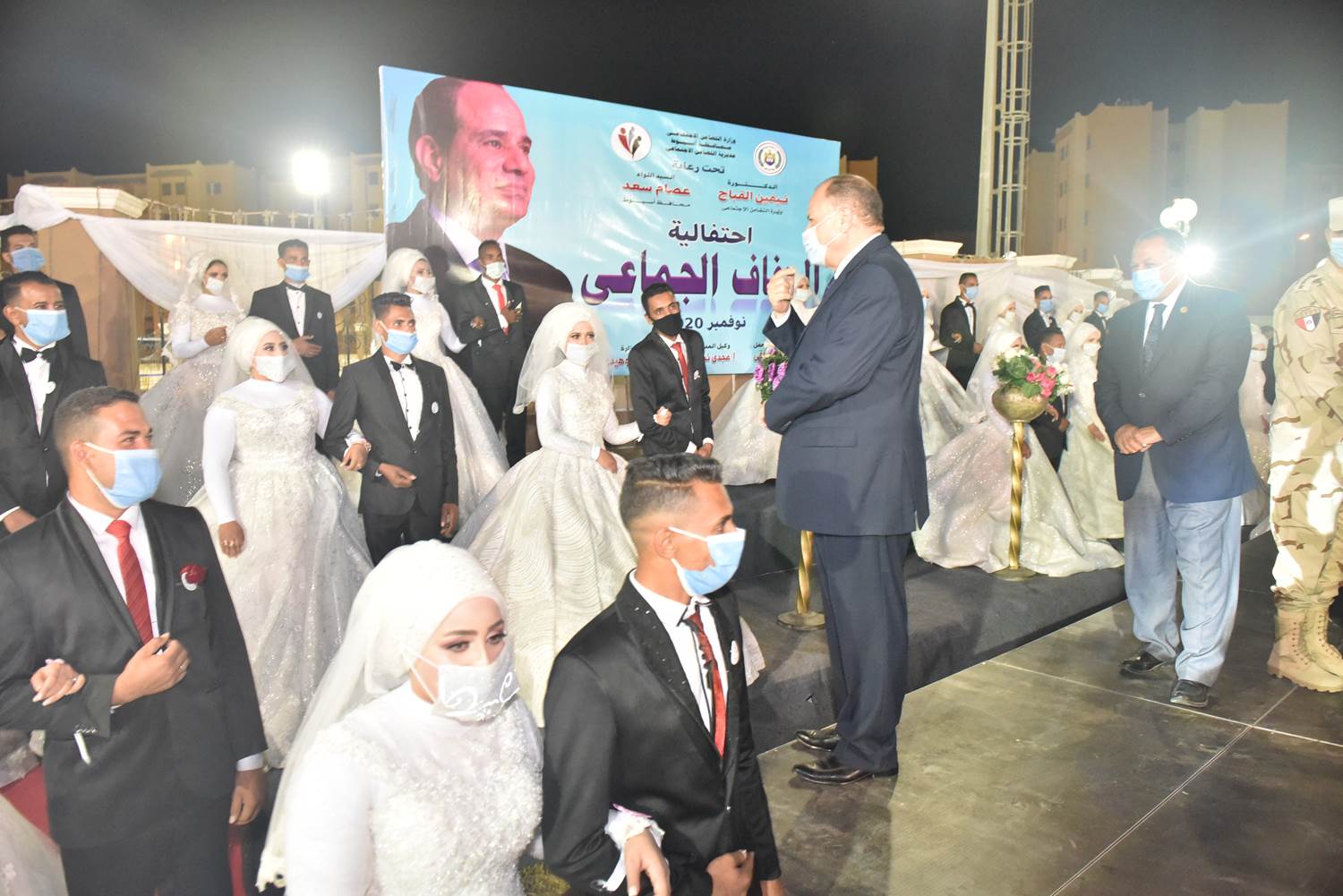 محافظ أسيوط يشهد حفل زفاف جماعي لعدد 30 عريس وعروسة (21)