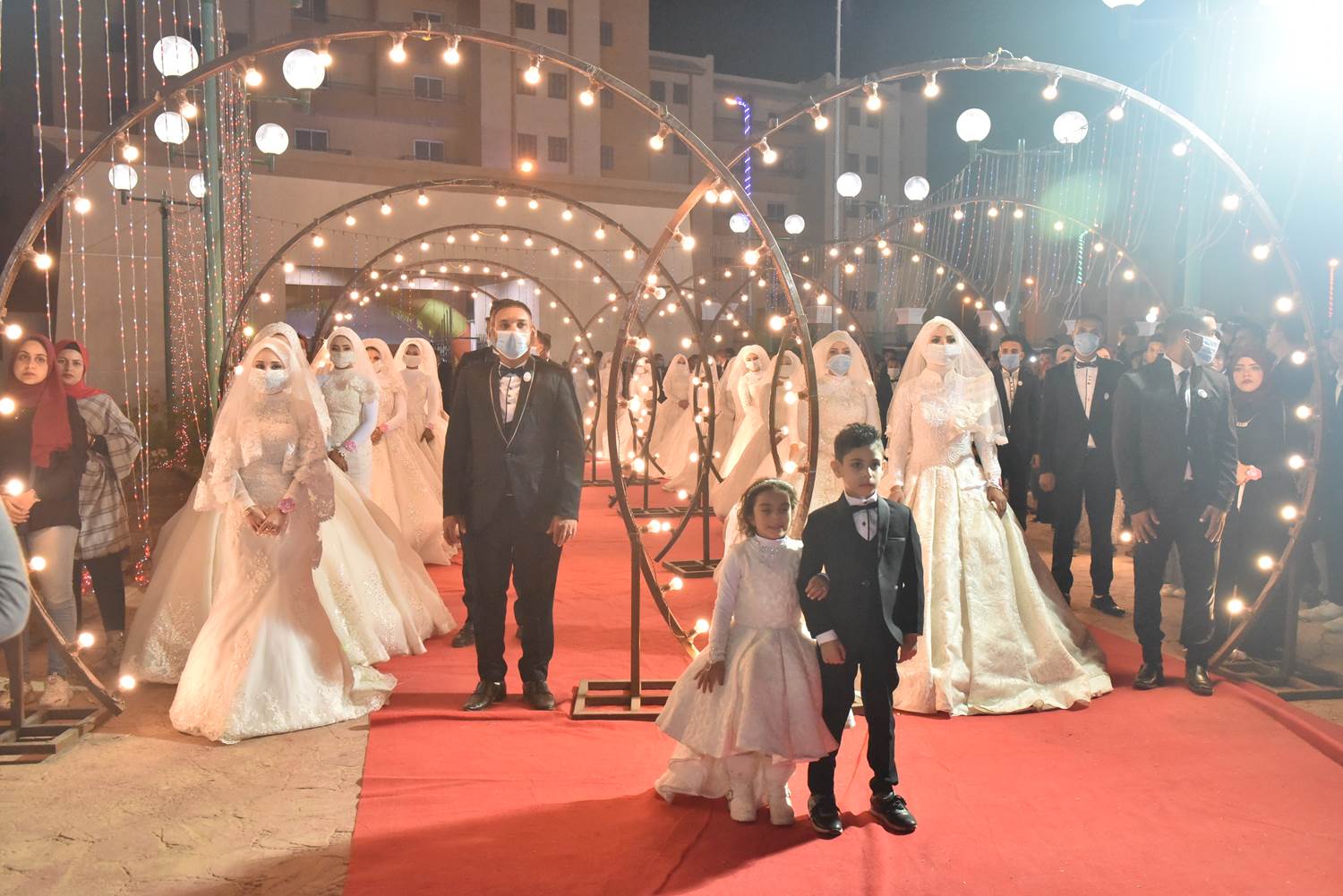 محافظ أسيوط يشهد حفل زفاف جماعي لعدد 30 عريس وعروسة (5)