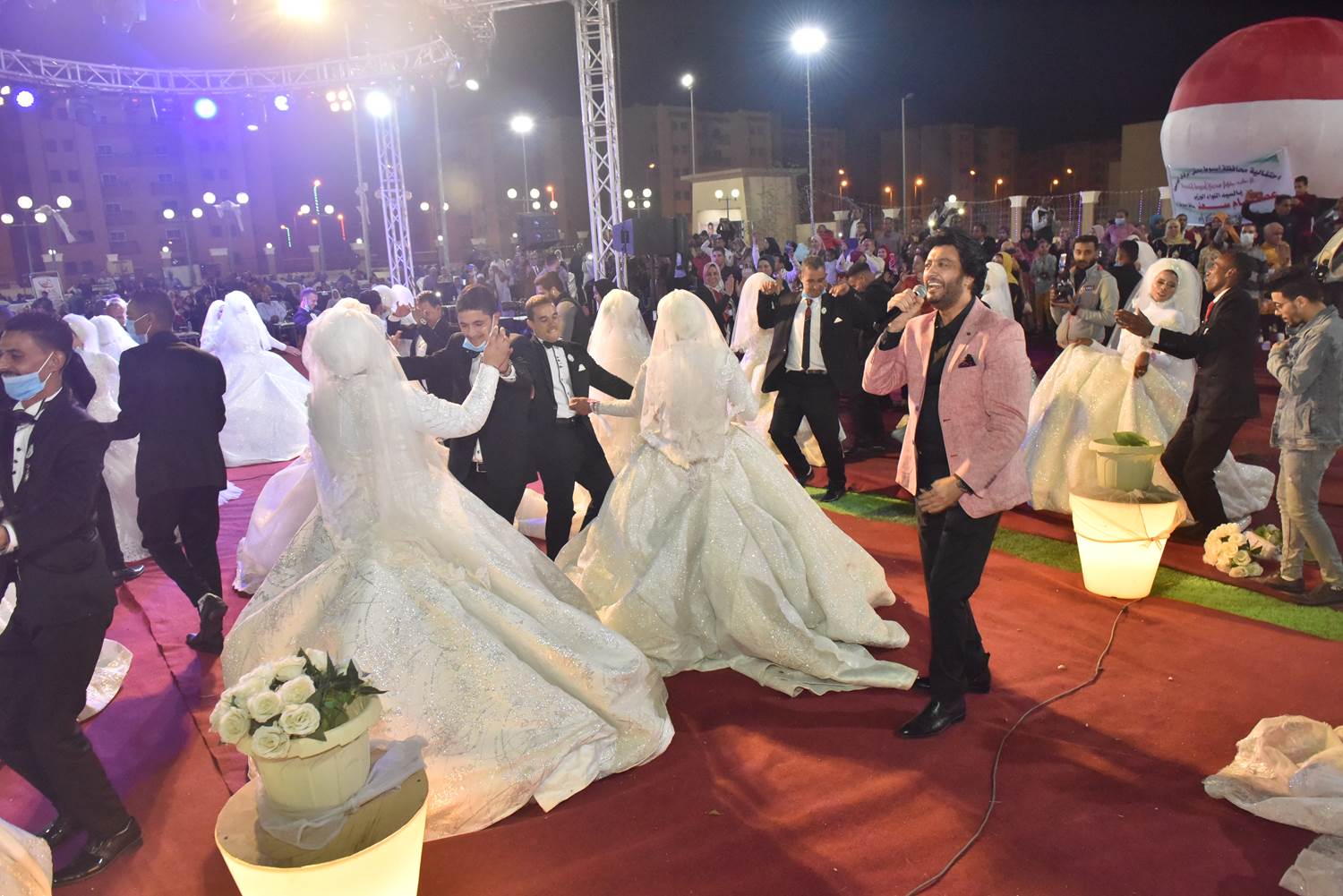 محافظ أسيوط يشهد حفل زفاف جماعي لعدد 30 عريس وعروسة (28)