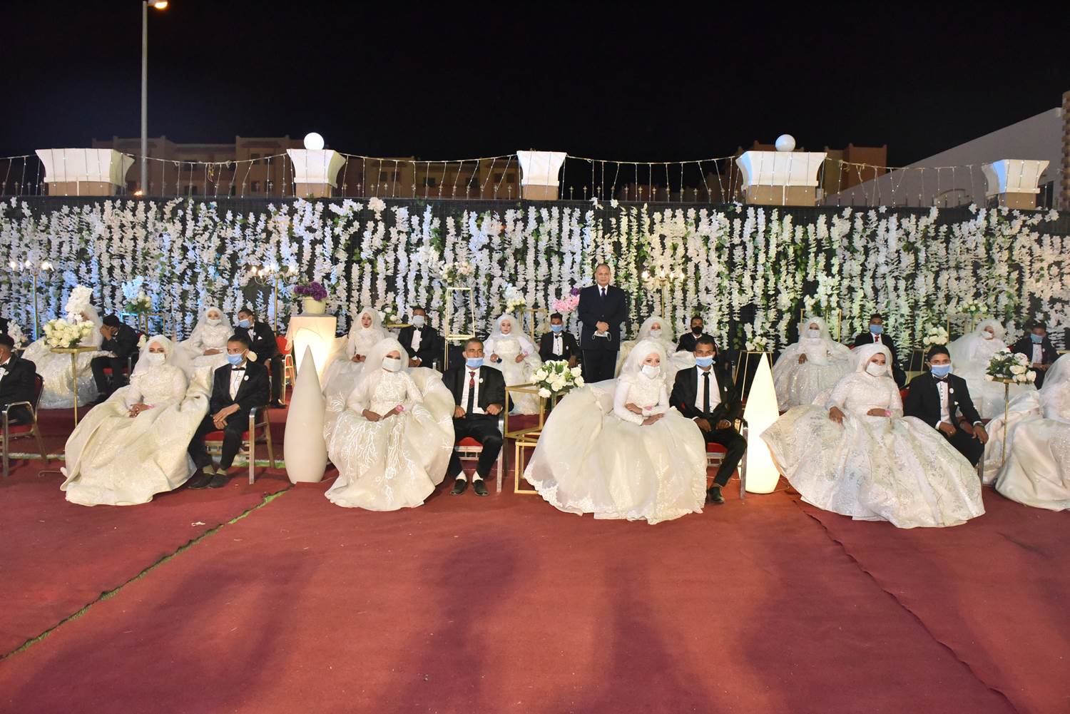 محافظ أسيوط يشهد حفل زفاف جماعي لعدد 30 عريس وعروسة (23)