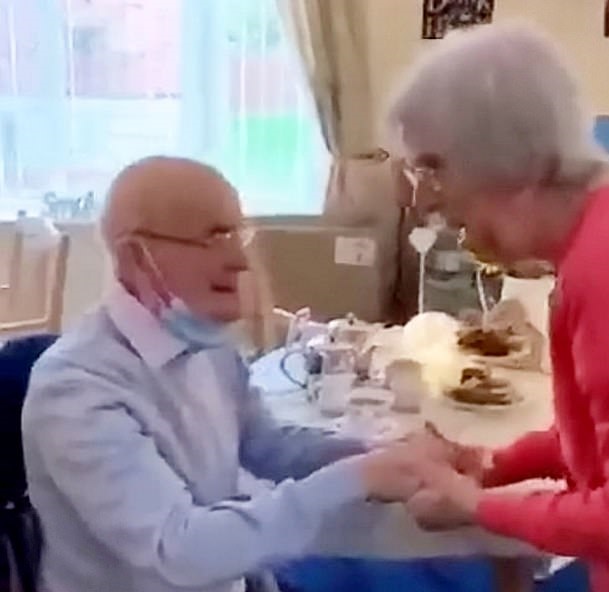عجوز 91 عاما يلتقي زوجته 87 عاما بعد شفائه بفيروس كورونا بالمملكة المتحدة (1)