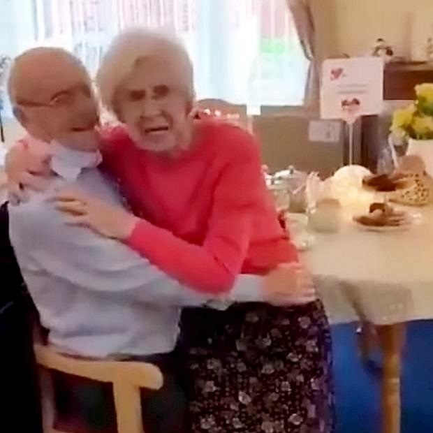 عجوز 91 عاما يلتقي زوجته 87 عاما بعد شفائه بفيروس كورونا بالمملكة المتحدة (2)