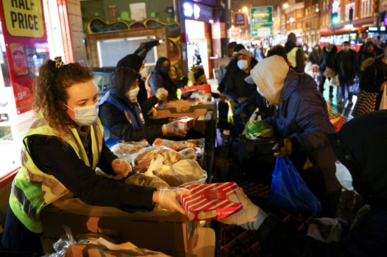 المتطوعون يوزعون تبرعات غذائية للمحتاجين  (2)