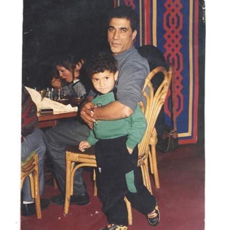 أحمد زكى مع أحد الأطفال أثناء وجوده فى ليبيا