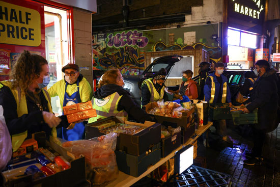 توزيع التبرعات الغذائية للمحتاجين في كلافام (4)