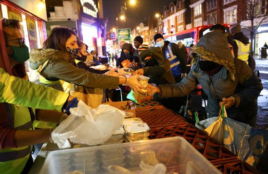 المتطوعون يوزعون تبرعات غذائية للمحتاجين  (1)