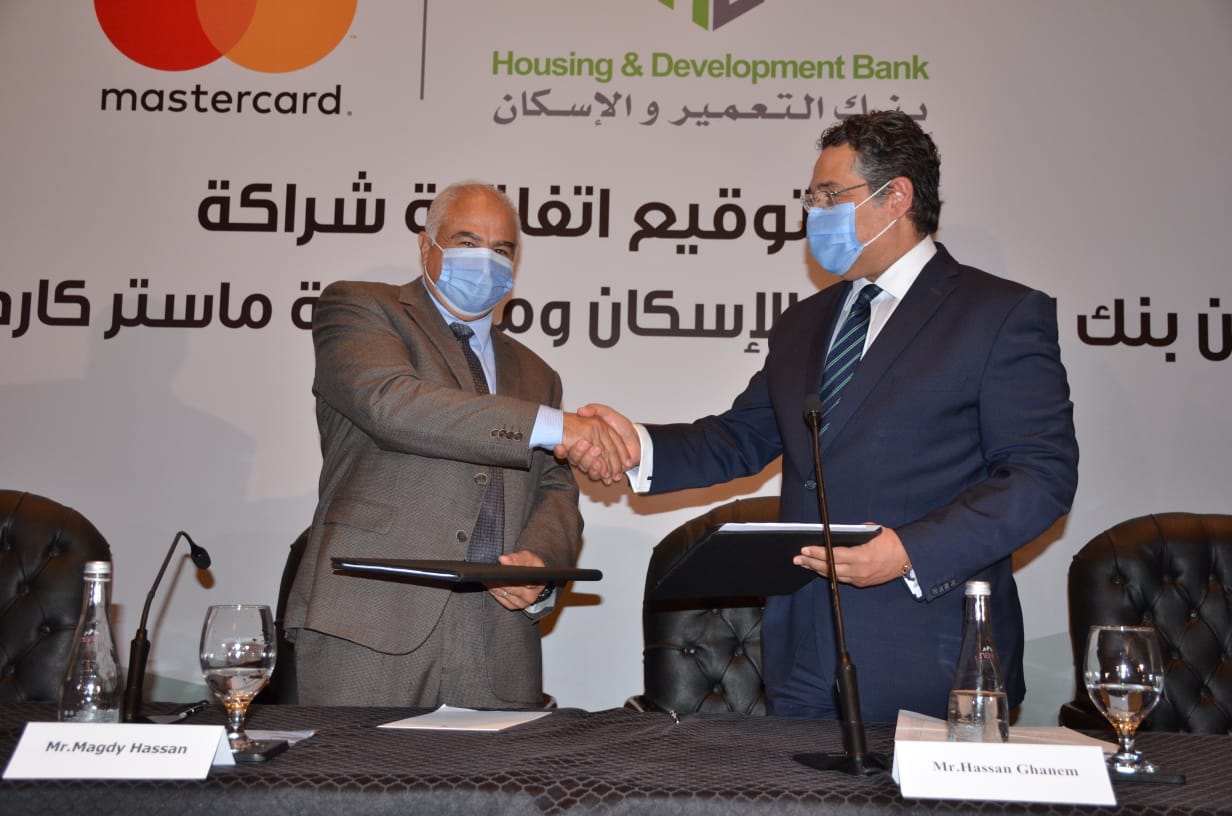 بنك التعمير والإسكان وماستركارد العالمية يوقعان عقد شراكة طويل الأجل  (1)