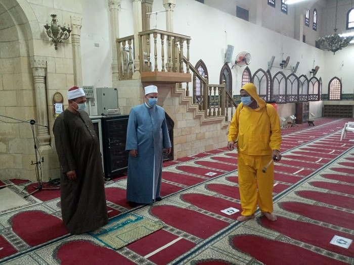مديرى المديريات يشرفون على أعمال تعقيم المساجد