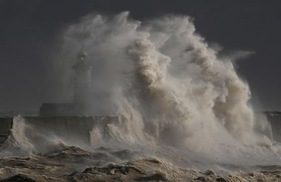 أمواج كبيرة تضرب جدار المرفأ في نيوهافن ببريطانيا