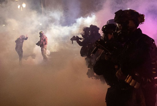 الشرطة الأمريكية تطلق الغاز لتفريق المتظاهرين في بورتلاند