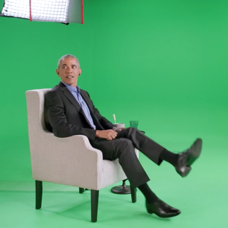 أوباما أثناء المقابلة.. الواقع والتكنولوجيا