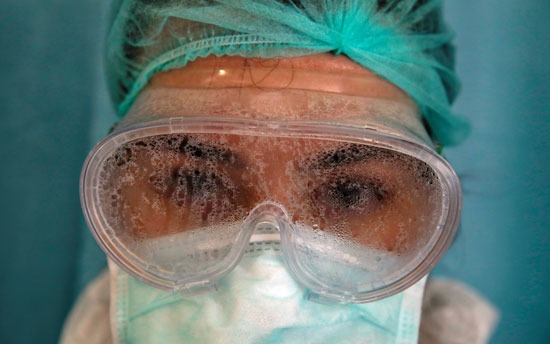 نظارات ممرضة مغطاة بالبخار بعد الاعتناء بمريض كورونا