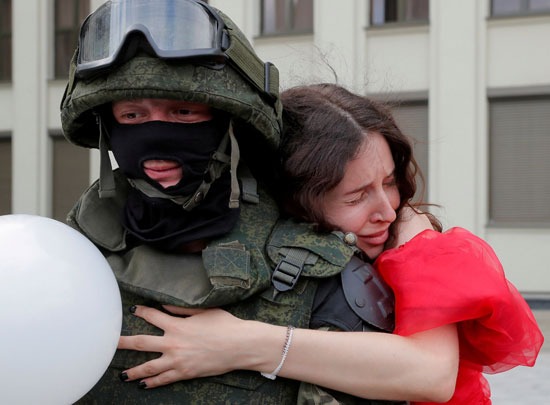 متظاهرة تحتضن أحد أفراد الأمن في بيلاروسيا