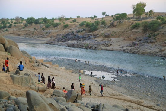 عبور المجارى المائية للوصول إلى حدود السودان
