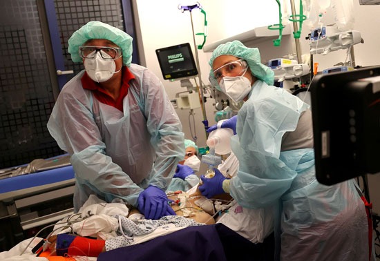 فريق طبي يستعد لعزل مريض جديد أصيب بفيروس كورونا