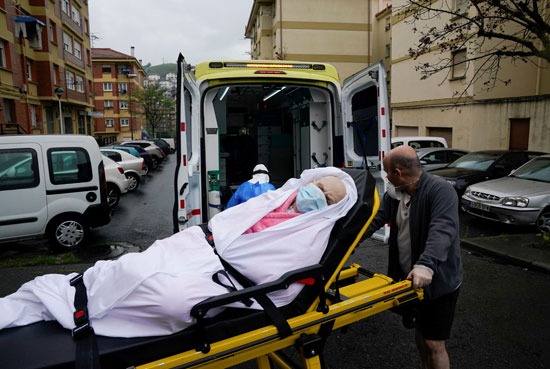 سيارة إسعاف تنقل سيدة مسنة مصابة بكورونا إلى المستشفى