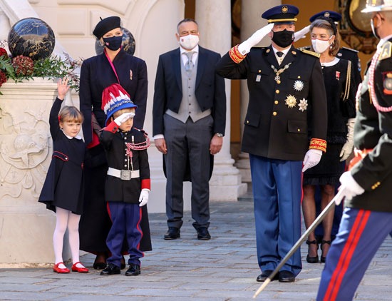 الأمير ألبرت الثاني والأمير جاك يحييان بجانب الأميرة تشارلين والأميرة جابرييلا أميرة موناكو