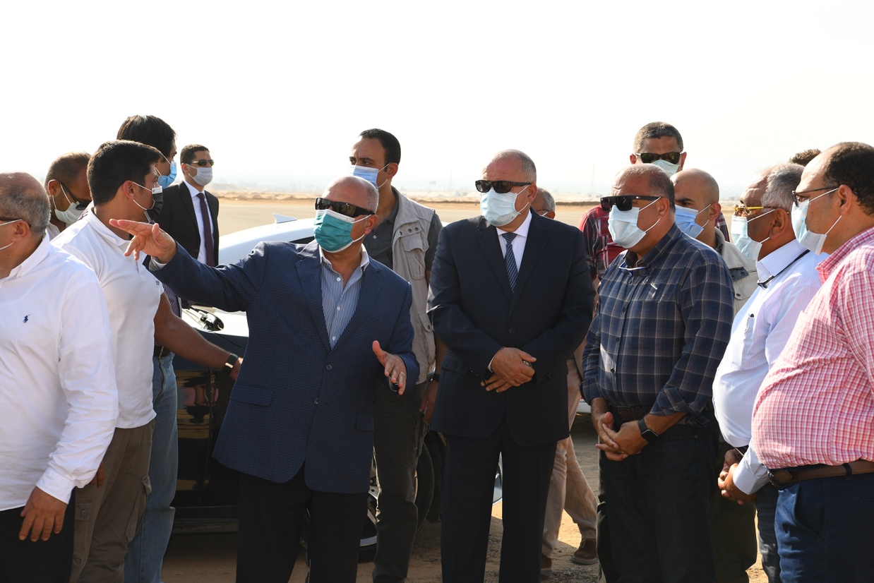 وزير النقل يتفقد ازدواج وتطوير المرحلة الأولى من طريق قنا الأقصر الصحراوى  (2)