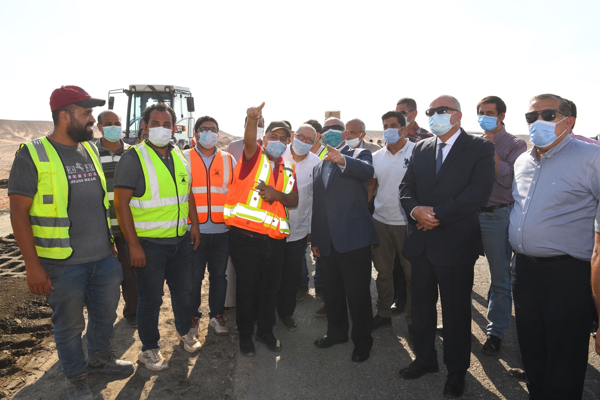 وزير النقل يتفقد ازدواج وتطوير المرحلة الأولى من طريق قنا الأقصر الصحراوى  (14)