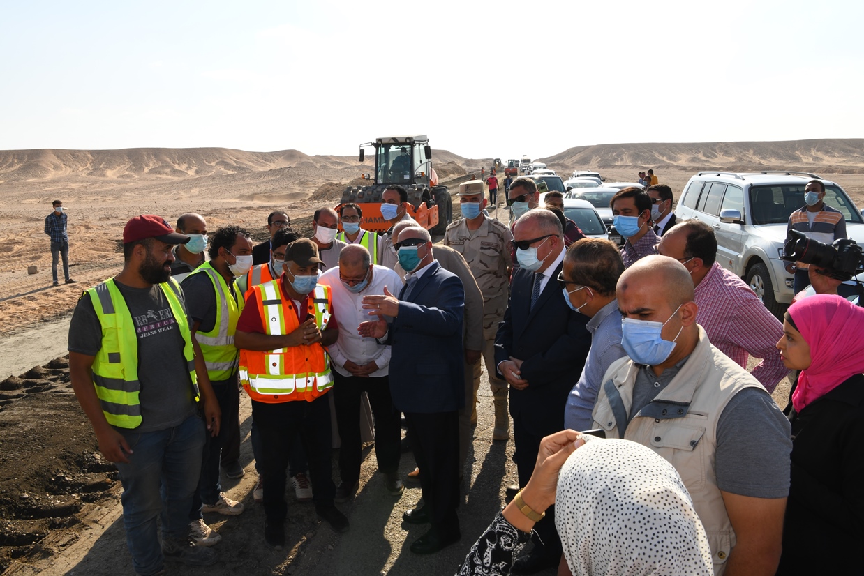 وزير النقل يتفقد ازدواج وتطوير المرحلة الأولى من طريق قنا الأقصر الصحراوى  (15)