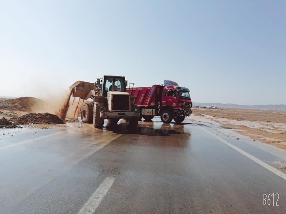 فتح طريق الغردقة - غارب بعد غلفة بسبب السيول منذ الأمس (1)