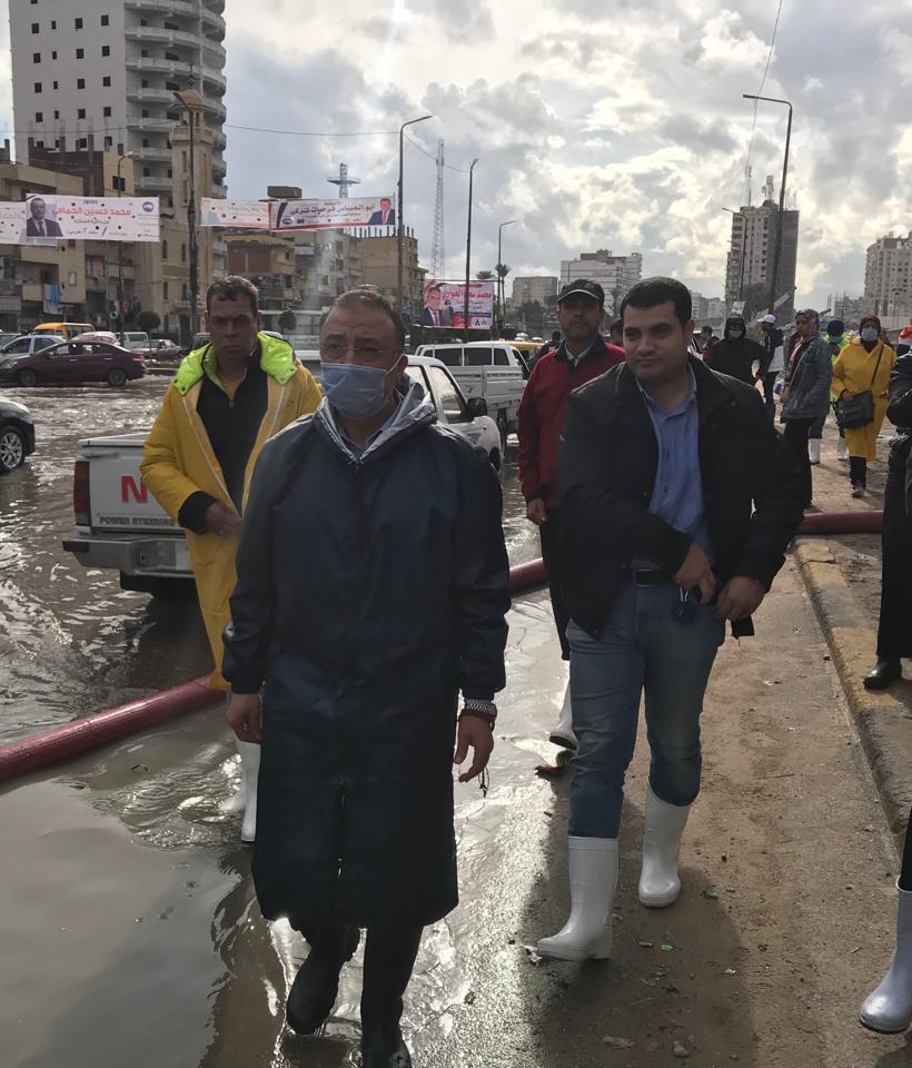 محافظ الاسكندرية يتابع أعمال تصريف الأمطار  (3)