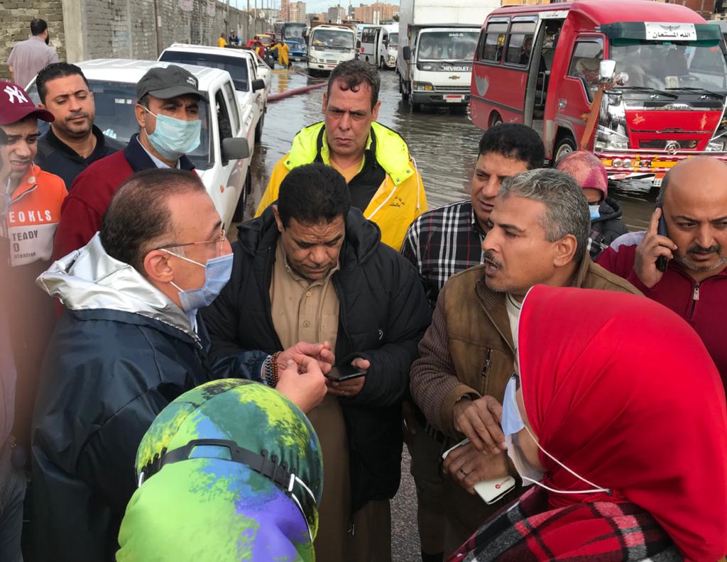 محافظ الاسكندرية يتابع أعمال تصريف الأمطار  (2)