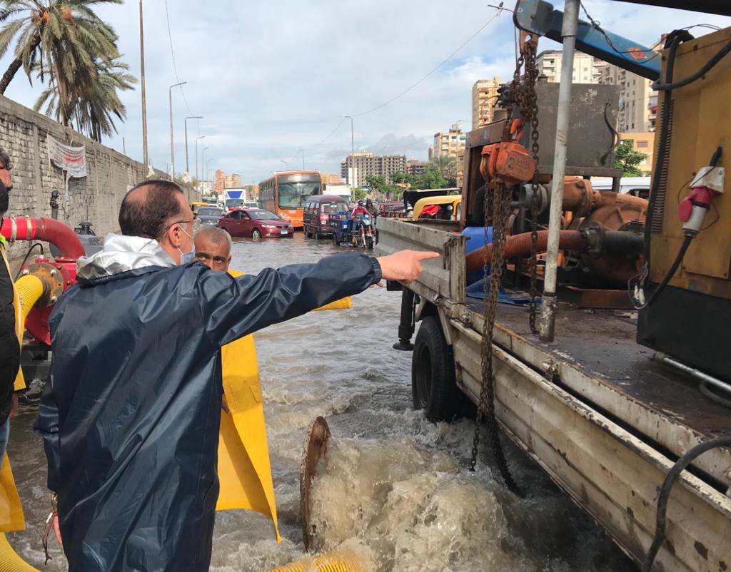 محافظ الاسكندرية يتابع أعمال تصريف الأمطار  (1)