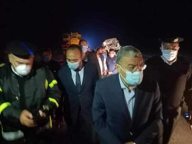 محافظ المنيا يتفقد موقع حادث تصادم سيارتين راح ضحيته 12 شخصا (3)