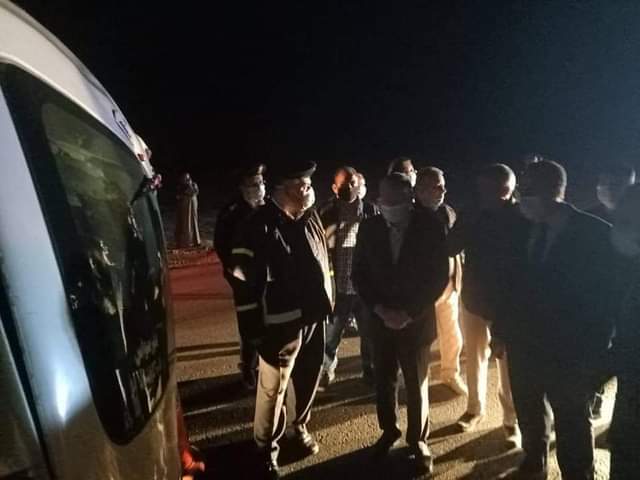 محافظ المنيا يتفقد موقع حادث تصادم سيارتين راح ضحيته 12 شخصا (1)