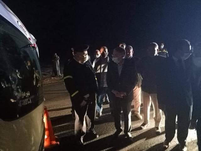محافظ المنيا يتفقد موقع حادث تصادم سيارتين راح ضحيته 12 شخصا (6)