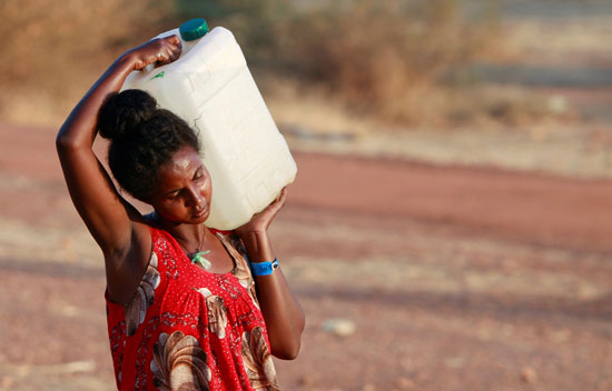 اثيوبية تحمل المياه