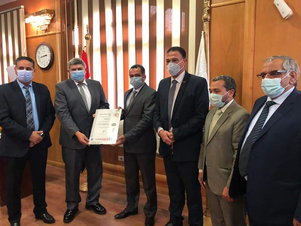 رئيس المصرية للمطارات يتسلم شهادة تجديد الأيزو الدولية  (2)