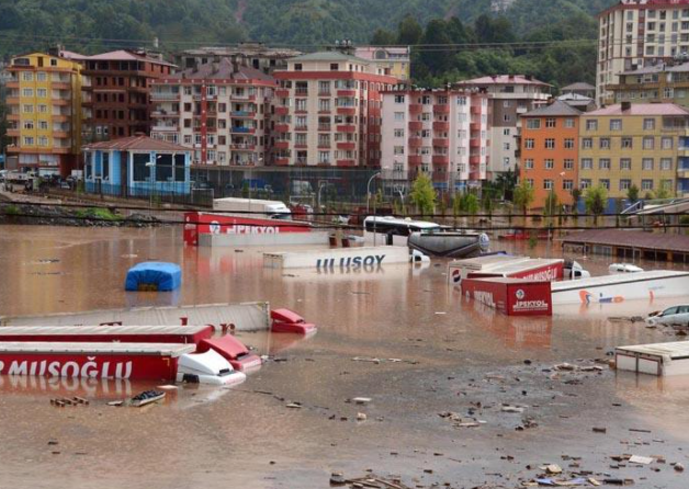 غرق سيارات في تركيا بسبب الأمطار