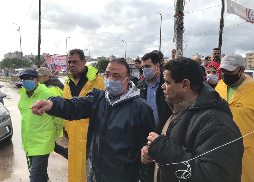 محافظ الاسكندرية يتابع أعمال تصريف الأمطار  (6)