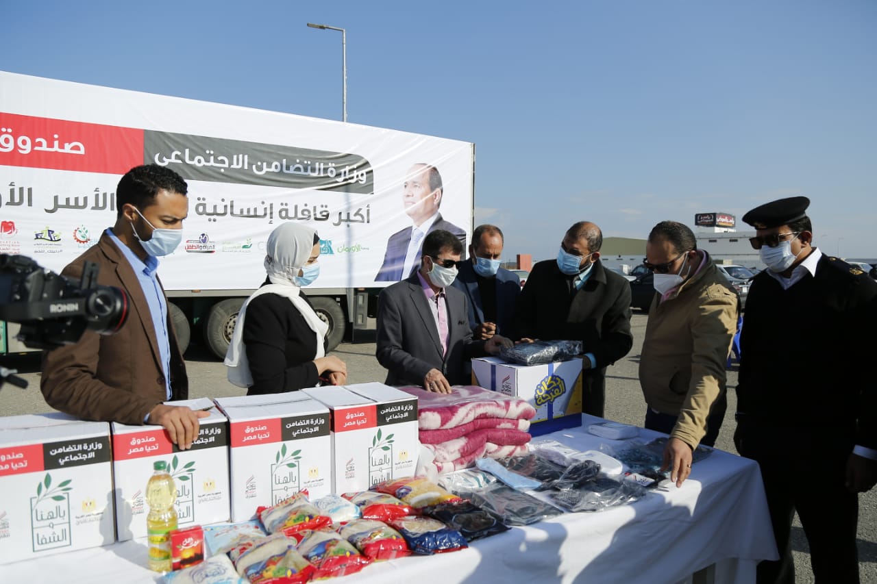 سيارات محملة بالمواد الغذائية والملابس من صندوق تحيا مصر (5)