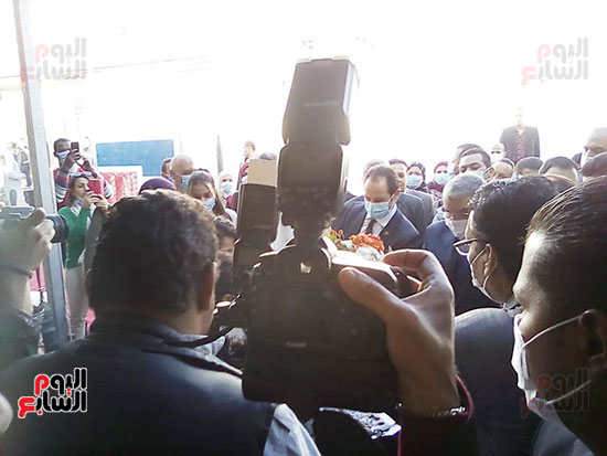 وزيرة التضامن تفتتح معرض الأثاث الدمياطى والأسر المنتجة بالمنيا (9)