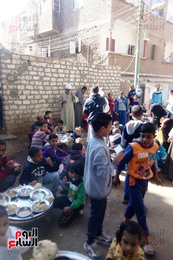 أطفال-من-القرية-يأكلون-علي-المائدة