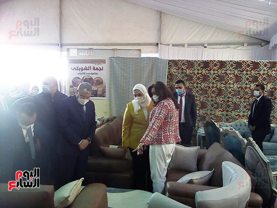 وزيرة التضامن تفتتح معرض الأثاث الدمياطى والأسر المنتجة بالمنيا (2)