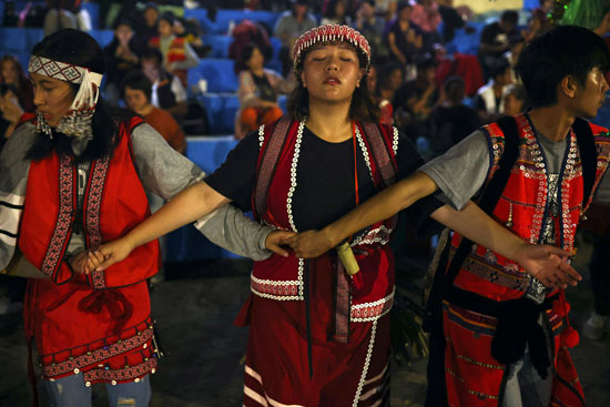فتيات قبيلة السيسيات ترقصن خلال مهرجان باستاى